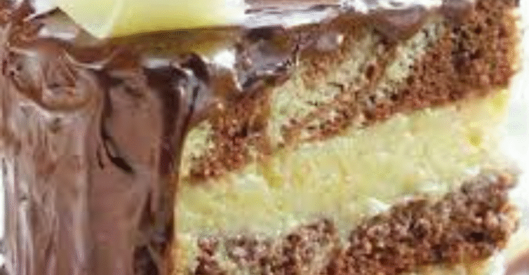 bolo mesclado com ganache de chocolate