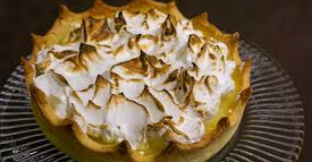 A torta de limão com merengue suíço queimado