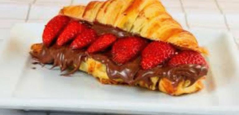 Croissant Recheado com Creme de Baunilha e Morango