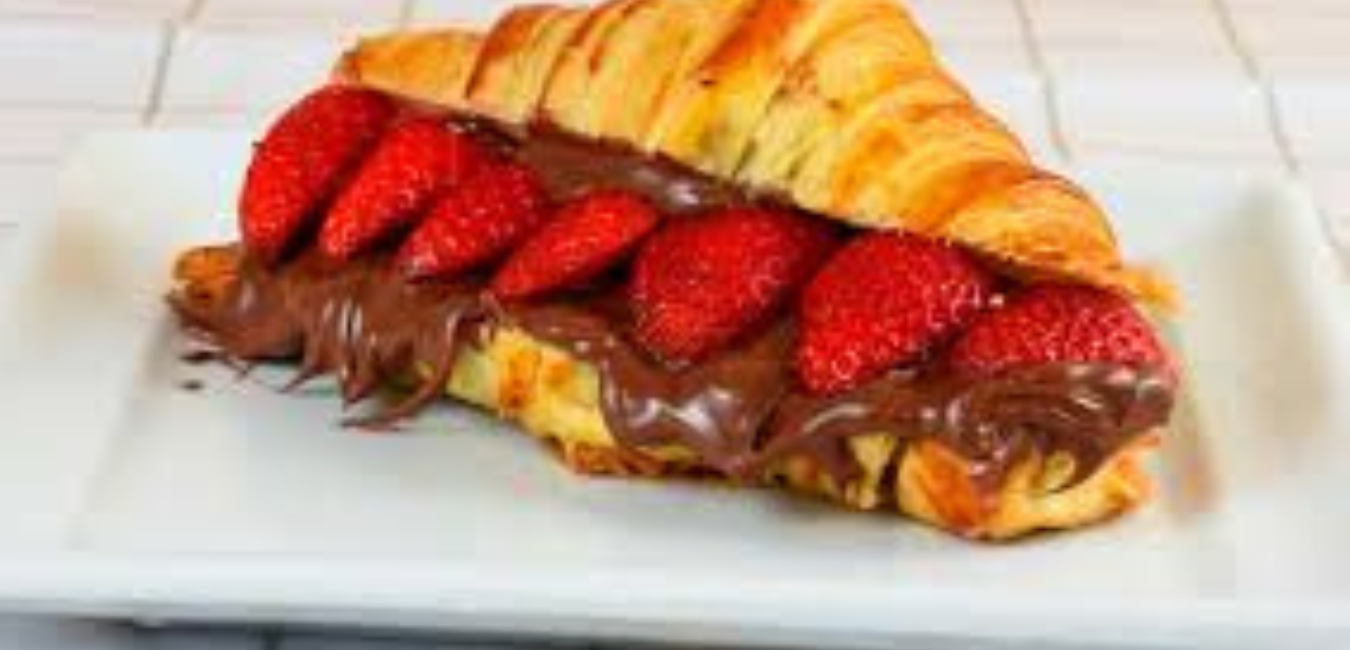Croissant Recheado com Creme de Baunilha e Morango