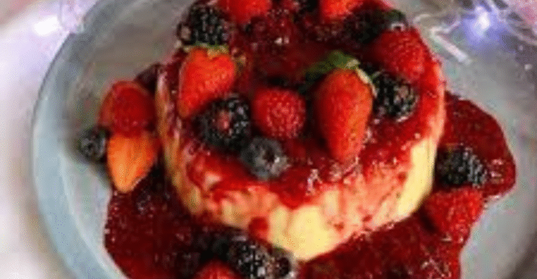 Pudim de Baunilha com Calda de Frutas Vermelhas