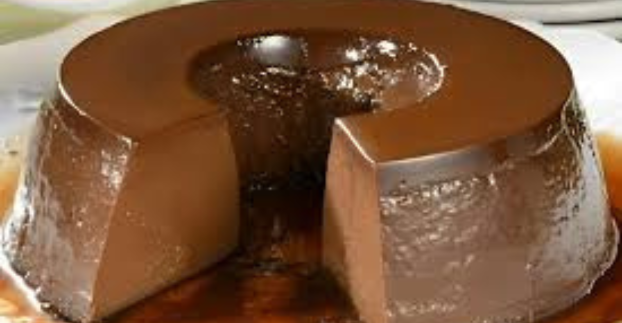 Pudim de chocolate com calda de caramelo